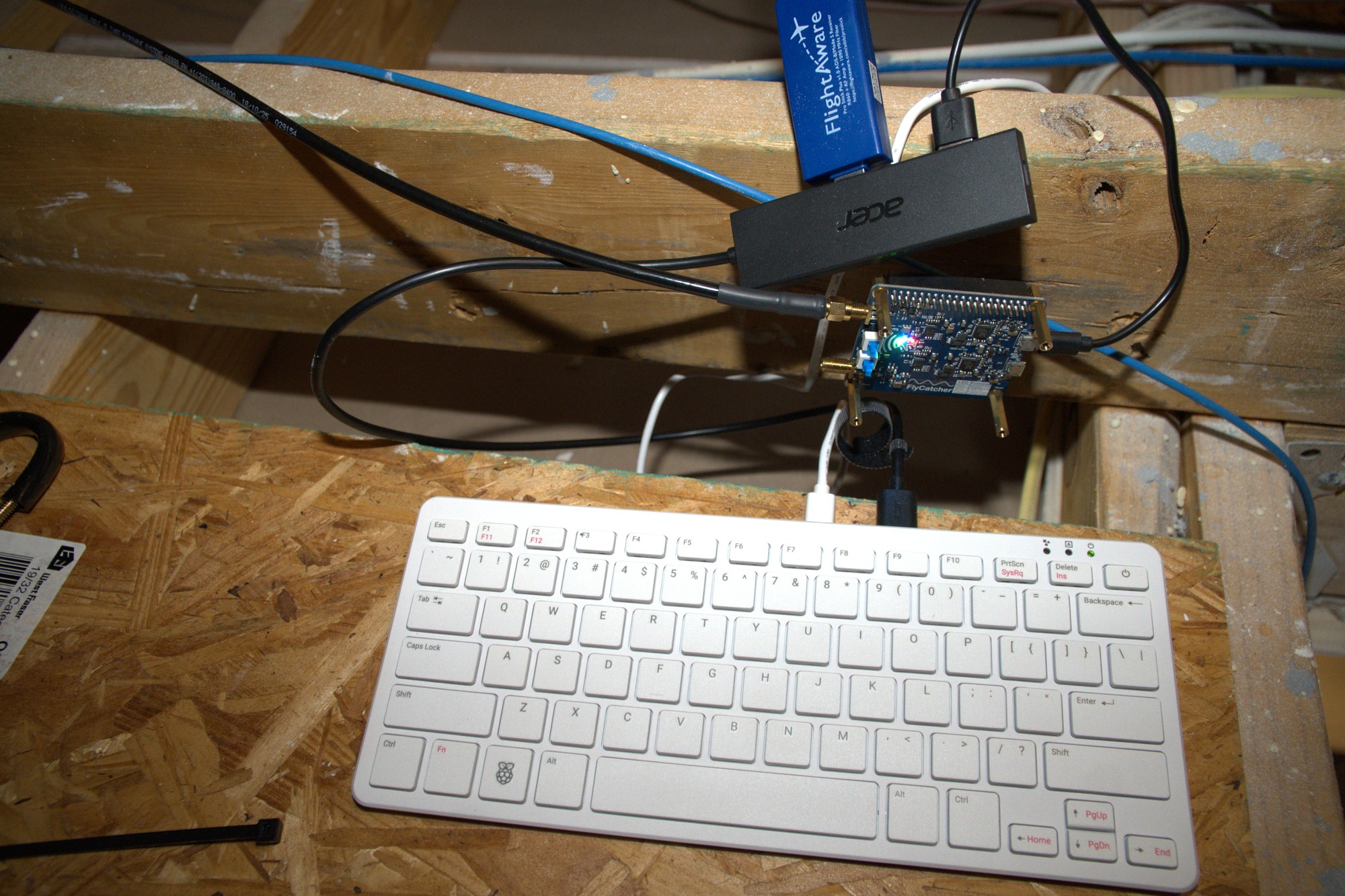The two 9 dBi antennas for 1090 and 978 MHz